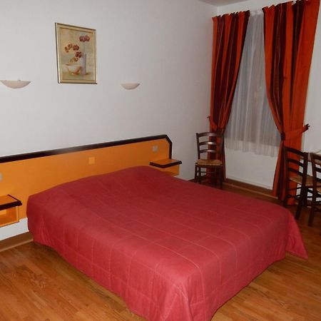 Logis Hotel Saint-Hubert Кур-Шеверні Номер фото
