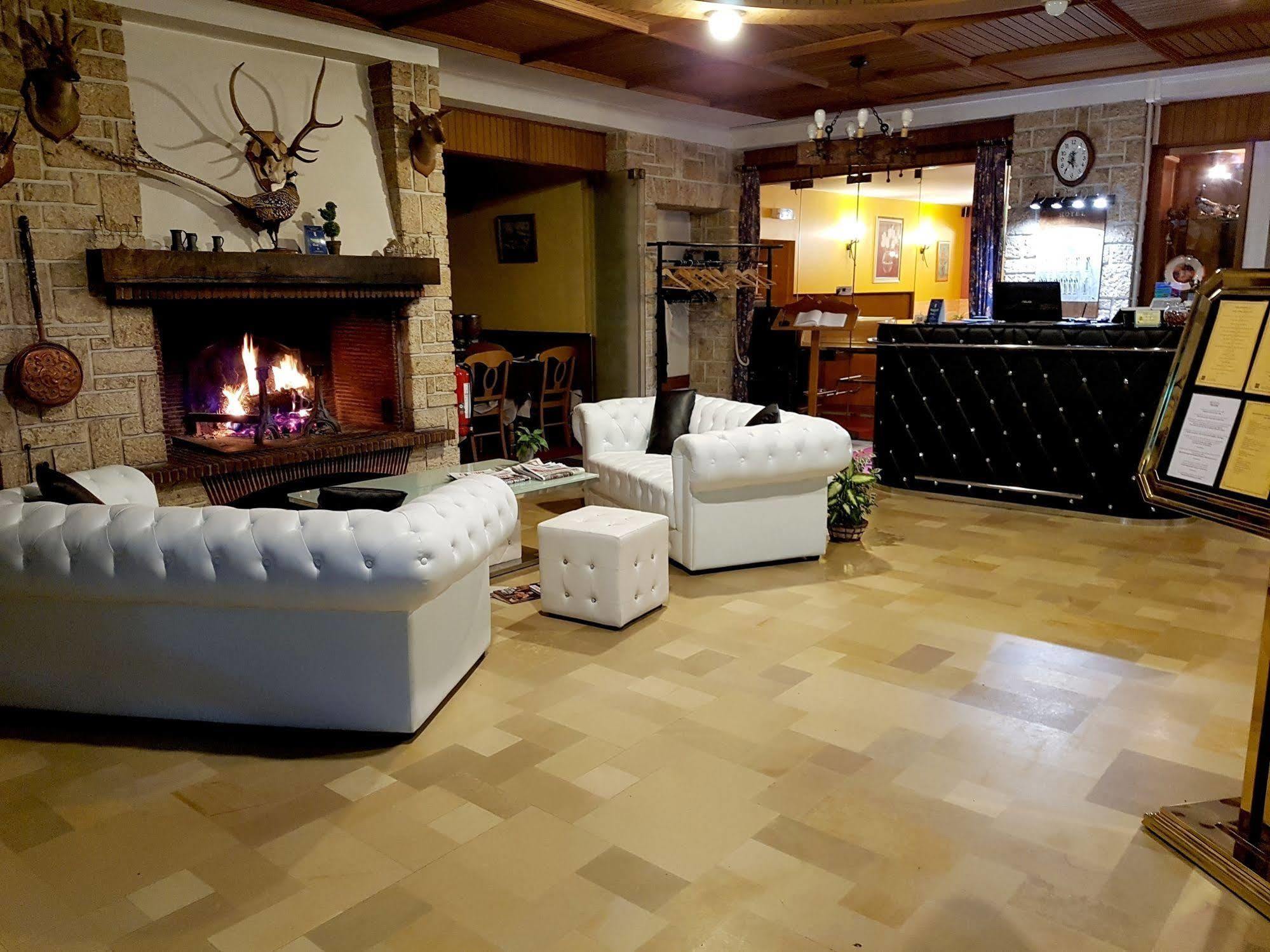 Logis Hotel Saint-Hubert Кур-Шеверні Екстер'єр фото